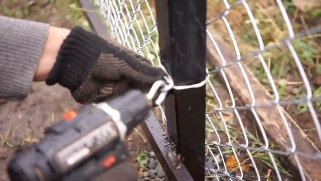 БЫСТРАЯ установка сетки РАБИЦА без посторонней помощи, своими руками.. Жизнь на Хуторе! Село.Деревн