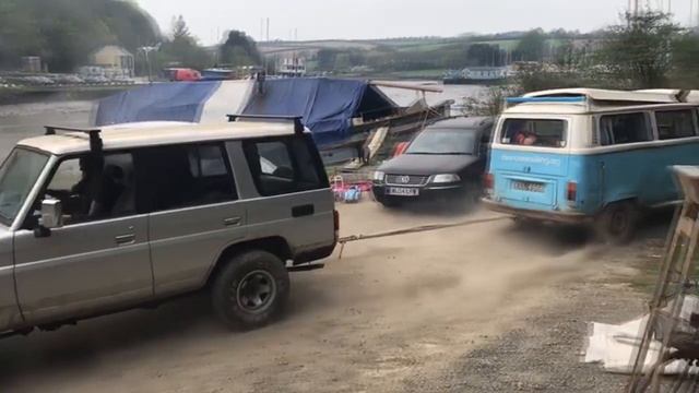 1972 VW Kombi Vs Toyota Land Cruiser смотреть онлайн