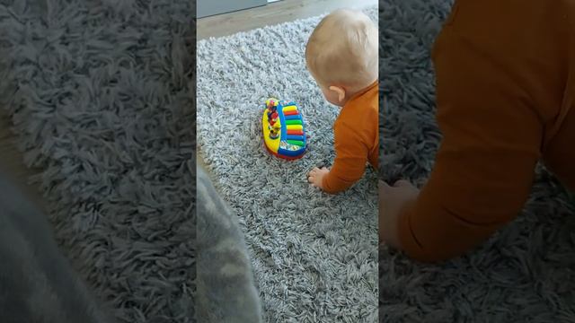 Ребёнок 1,4 года- изучает игрушку.Child 1.4 years old - new toy смотреть онлайн