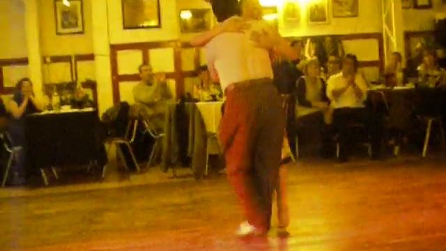 JOHN ZABALA Y PAMELA RAMOS BAILANDO NENA DE CANARO Y MILONGA VIEJA MILONGA D¨ARIENZO смотреть онлайн