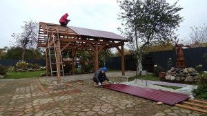 НАКРЫВАЕМ КРЫШУ ВДВОЁМ С ЖЕНОЙ . ПОКАЗЫВАЕМ КАК МЫ РАБОТАЕМ С МЕТАЛЛОПРОФИЛЕМ