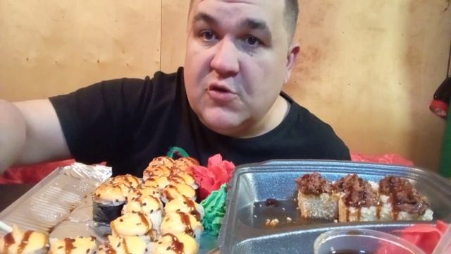Обжор, мукбанг - запеченные роллы