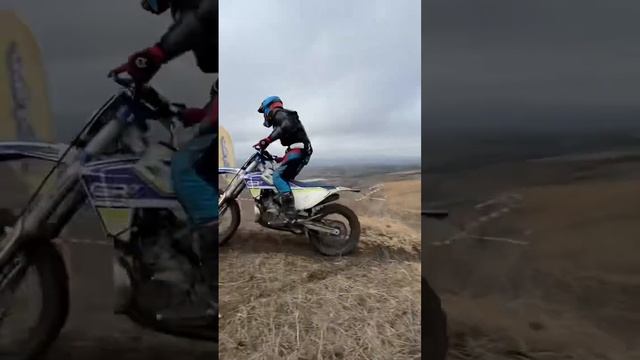 Еду в первой гоночке 2023 года, Дед Мороз- кантри кросс! #motomaniac #эндуро #enduro #moto #gr7 смотреть онлайн