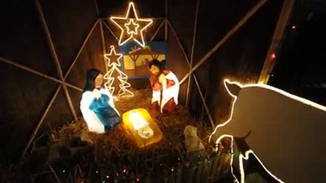 Maison illuminée pour Noël kitschissime 1/2 смотреть онлайн