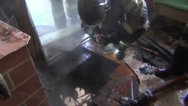 Неотремонтированная печь едва не спалила двухэтажный деревянный дом на 12 семей смотреть онлайн