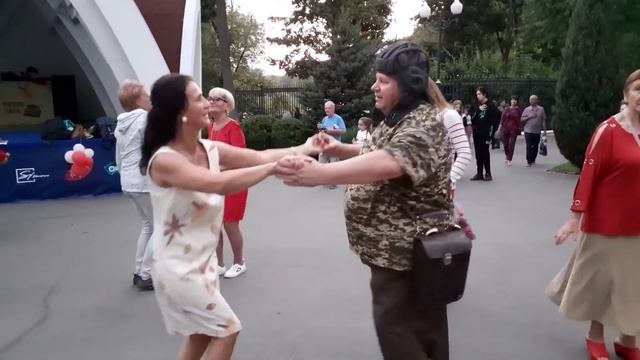 ТЫ МОЙ БУКЕТ РЯБИНЫ! СЧАСТЛИВЫЕ МОМЕНТЫ ИЗ ПАРКА ГОРЬКОГО ХАРЬКОВ ТАНЦЫ смотреть онлайн