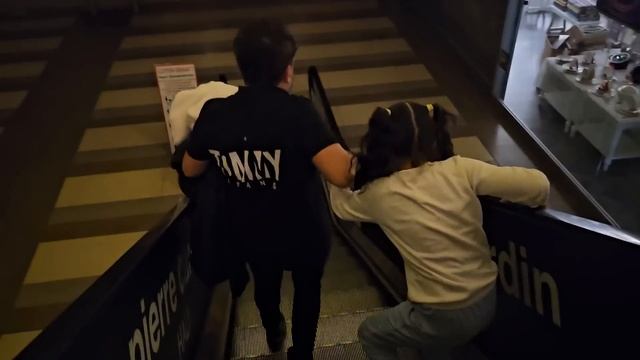 ELİF AVM KAPANDI !! GECE AVMDE KİLİTLİ KALDIK !! NAPCAZ?? بابا جاب لي بالون - جنى مقداد | طيور بيبي