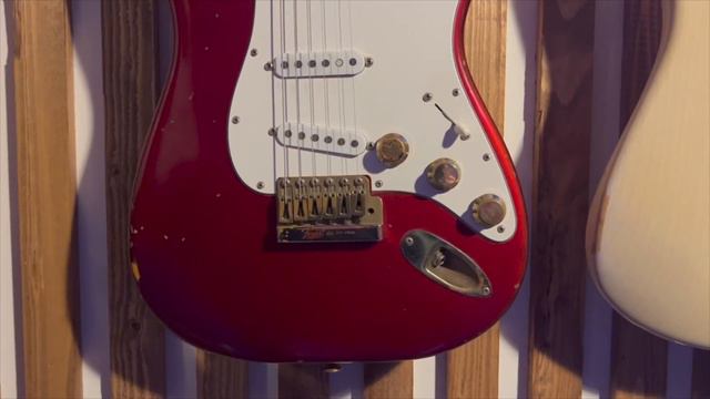 Fender 1980 The Strat Candy Apple Red смотреть онлайн
