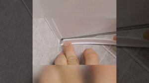 Как вставить маскировочную вставочную полосу в натяжной потолок.mp4