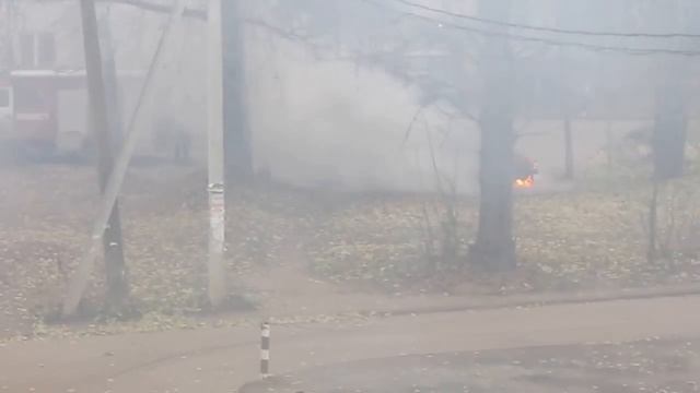 Во дворе горит машина. Пожарные. Дети идут из школы. смотреть онлайн