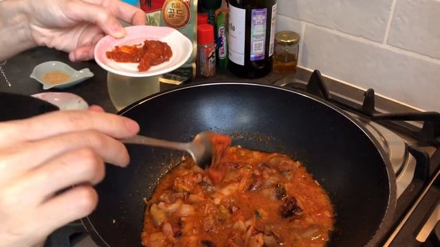 Корейское блюдо. Жареный чёрный рис с кимчхи и морепродуктами смотреть онлайн