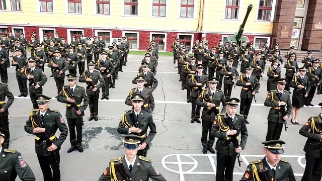 Понад 600 першокурсників Національної академії сухопутних військ склали Військову присягу смотреть онлайн