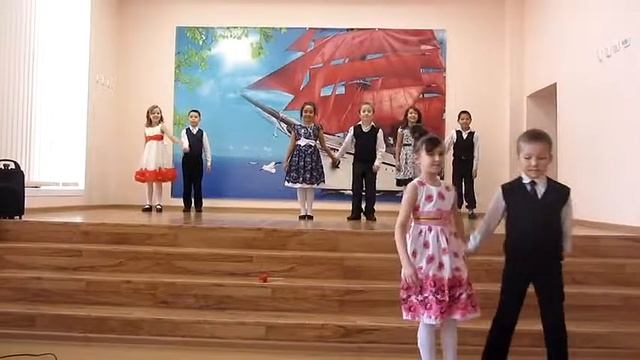 "Сегодня праздник у девчат..." Выступление 2 "Б" класса. смотреть онлайн