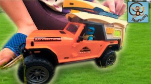 Дети и машинки игрушки. Милан и Артём в магазине игрушек. МанкиТайм