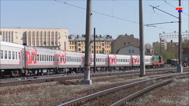 Маневровый тепловоз ЧМЭ3э-6776 убирает поезд №277Й Уфа – Санкт-Петербург вместе с ТЭП70-0367 смотреть онлайн