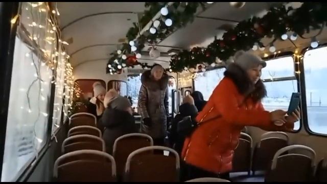 06.01.2023 год Новый Петергоф. Новогодний автобус #Дедморобус. Лаз-695Н. смотреть онлайн