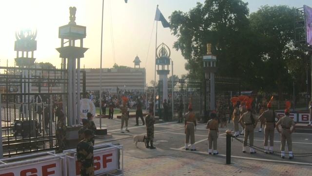 Смена караулов на границе Индии и Пакистана Золотой храм сикхов в городе Амритсар .2022 год смотреть онлайн