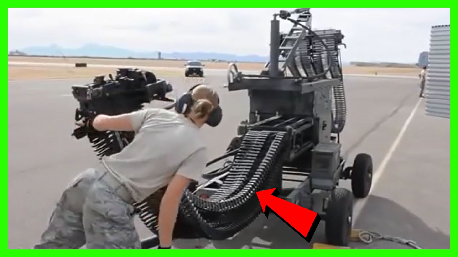 Девушка помогает коллегам перезарядить семиствольную пушку GAU-8 Avenger для штурмовика A-10 смотреть онлайн