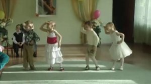 Дети красиво танцуют танец про маленького гномика