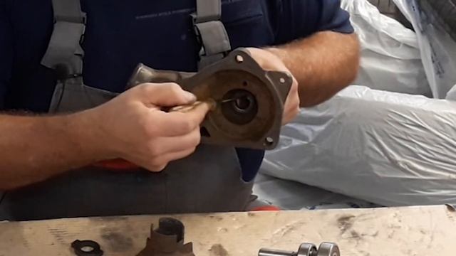 Ремонт водяного насоса ГАЗ 52. смотреть онлайн