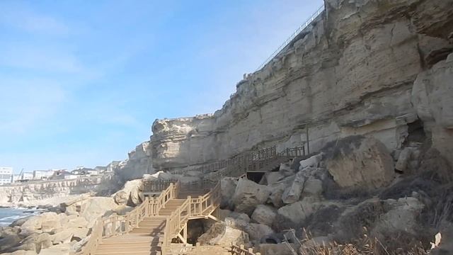 Каспийский берег с пожухлой травой за мостиками и волны смотреть онлайн