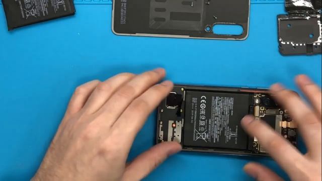 Разборка Xiaomi Mi 9 SE / Замена аккумулятора смотреть онлайн