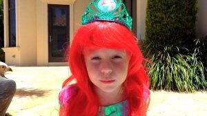 Настя меняет платья и превращается в принцесс