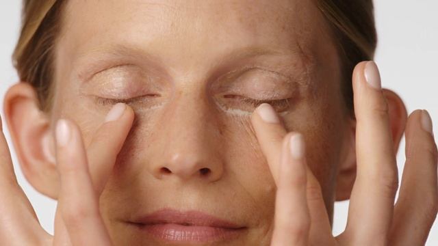 How To Use Future Solution LX Eye and Lip Contour Regenerating Cream | Shiseido смотреть онлайн