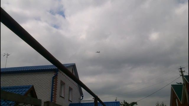 Ту-160 взлет. Белый лебедь пролетает над крышами домов. смотреть онлайн