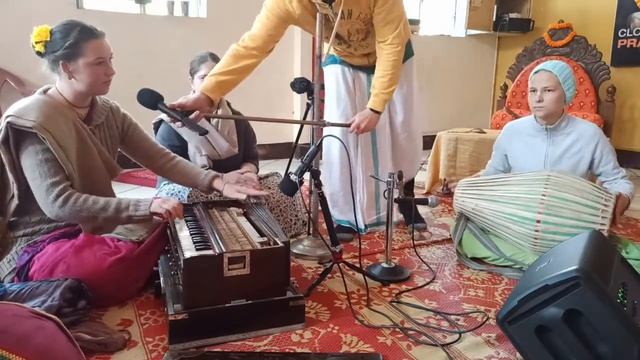 Hare Krishna Kirtan Anuradha Radha Madhava Sri Dham Mayapur смотреть онлайн