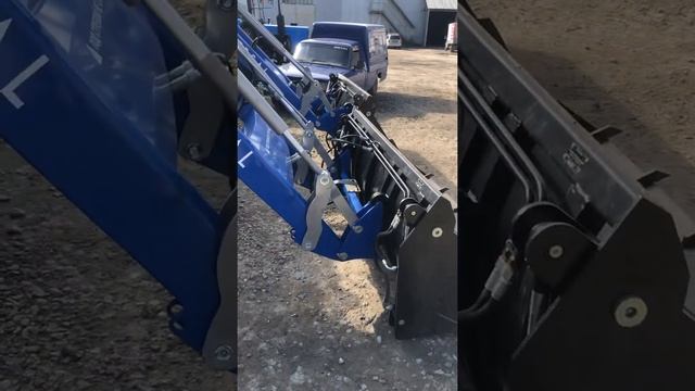 Трактора МТЗ 82.1 с Балочными мостами и дор оборудованием погрузчик Универсал Робутс и Щетка УМДУ смотреть онлайн