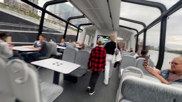 Электрический речной трамвайчик. Прогулка всей семьёй по Москва-реке смотреть онлайн