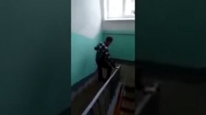 мужика трясёт всего  болеет с похмелья