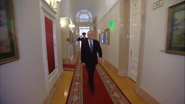 идёт тип в туфлях с пакетом