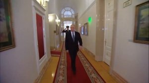 идёт тип в туфлях с пакетом