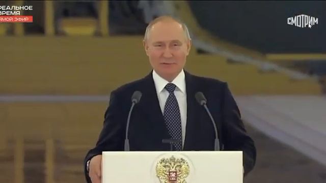 не смешной клоун не может понять почему ему не аплодируют)) смотреть онлайн