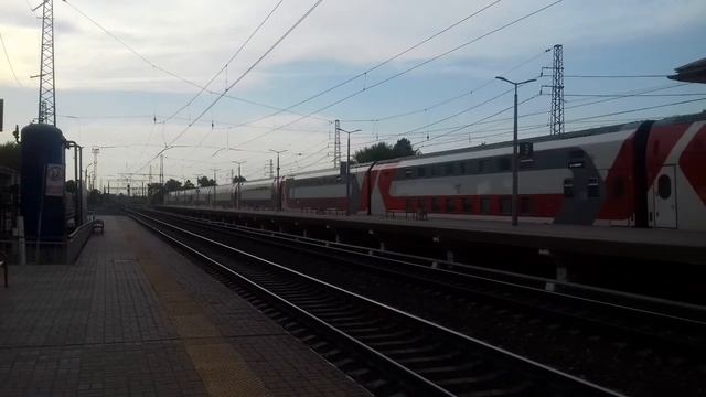 ЭП20-057 с Двухэтажным поездом 101 "Москва-Адлер" на станции "Голутвин". смотреть онлайн