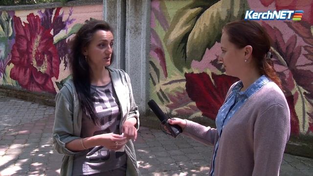 Художница Анна Стрекотенко завершает роспись стены в центре Керчи смотреть онлайн