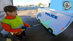 Диана и Даня едут на автомойка на своей полицейской машине. Манкиту