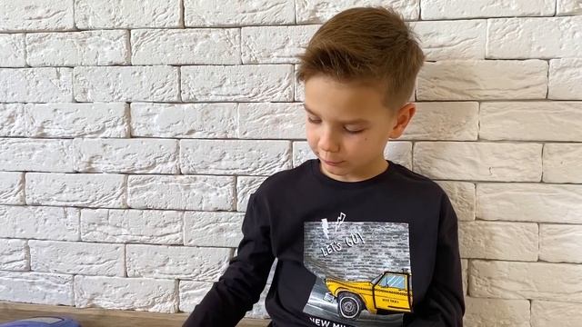 Машинка привезла Марку новый крутой мотоцикл Мотодрифт.