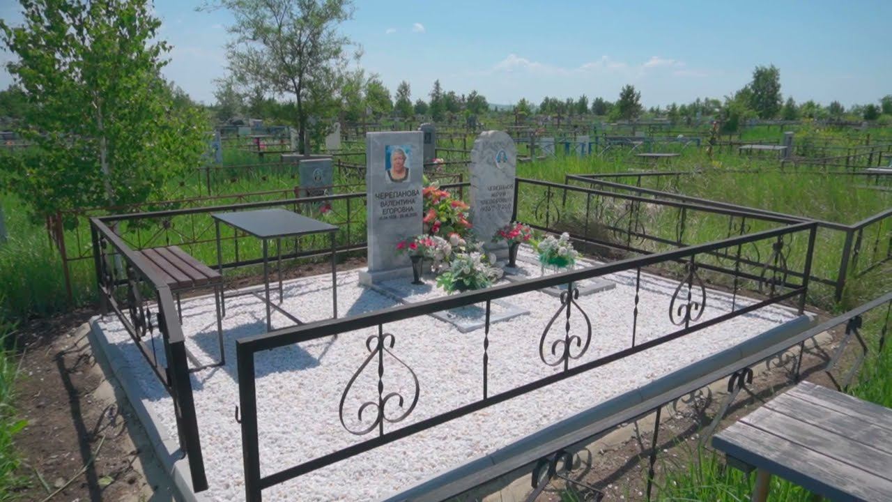 Мраморный памятник с цветным и содержащим фон керамическим портретом. смотреть онлайн