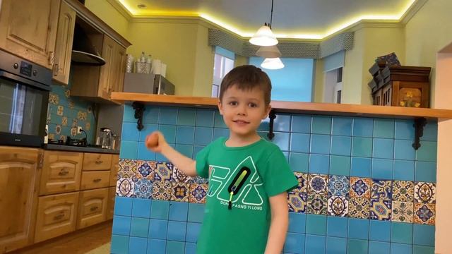ЯЙЦО НА ГОЛОВУ ЧЕЛЛЕНДЖ. Челлендж с сырыми яйцами от детей. Смешное видео про детей и куриные яйца. смотреть онлайн