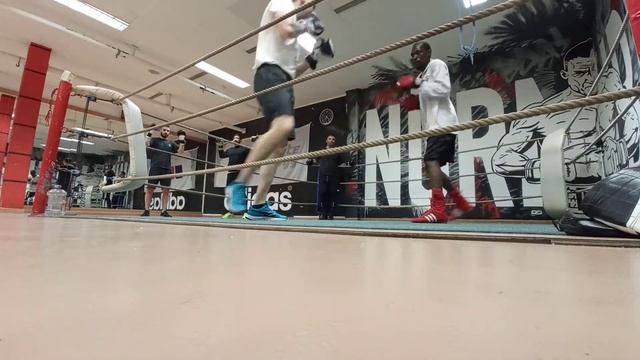 Спаринг против профи боксёра