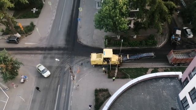 Энгельс продолжается ремонт дороги на ул.Халтурина.Как работает техника. смотреть онлайн