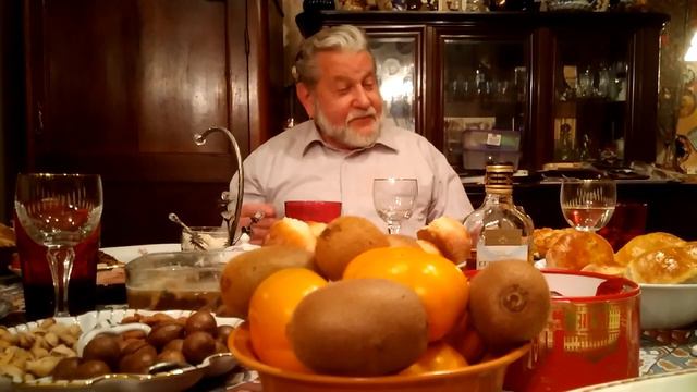 «Налей, налей, бокалы полней!» - исполняет Крюков Юрий Иванович