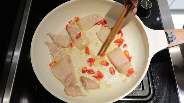 Stir Fried Smoked Tofu with Celery and Pork Belly / This Tofu Tastes Better than Meat смотреть онлайн