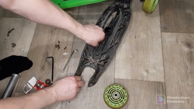 Заміна підшипника заднього колеса в дитячому самокаті . смотреть онлайн