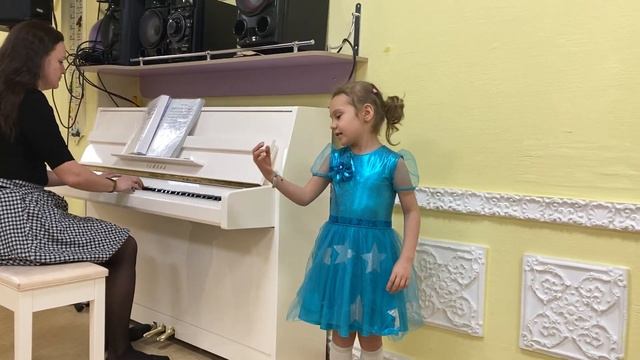 "Зимние подарки" Музыка и слова С. Насауленко, исполняет Шишкина Маргарита смотреть онлайн