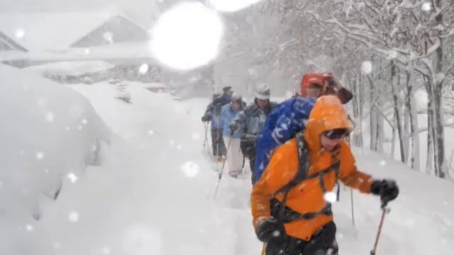 Leukerbad: Where Tourism Meets Curism смотреть онлайн