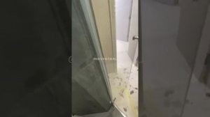 Маленькая душевая в маленькой ванной комнате